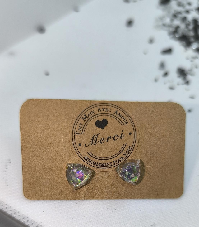 Petites boucles d'oreilles triangle holographique 