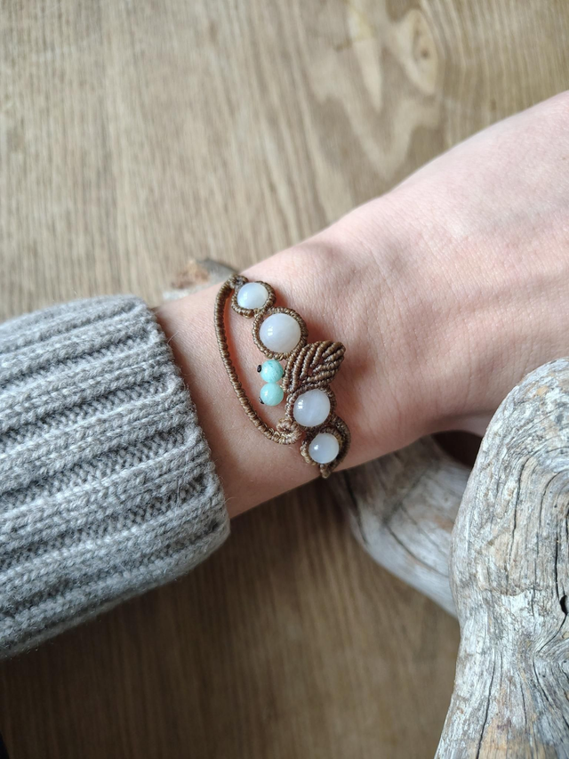 Souffle végétal — bracelet micro-macramé 