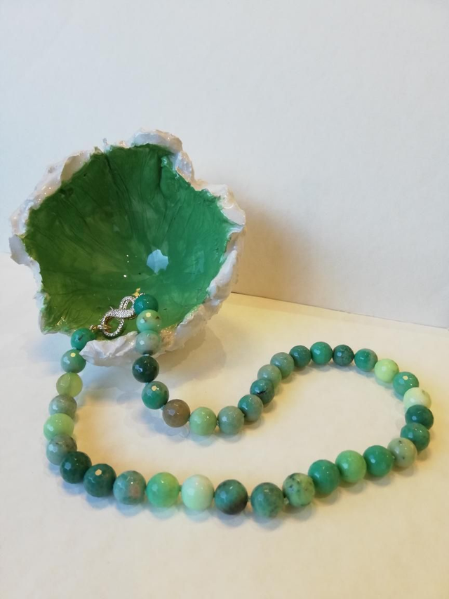 Collana in crisoprasio con, chiusura in ottone e zirconi