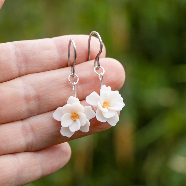 Frühlingshafte Kirschblüten-Ohrringe, Ohrstecker oder Halskette mit gefüllter Kirschblüte aus Polymerton, weiß, allergikerfreundlich und nickelfrei