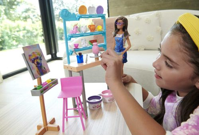 MATTEL BARBIE ATELIER DELL'ARTISTIA CON BAMBOLA 29 CM PLASTILINA PER VASI E PITTURA E ACCESSORI