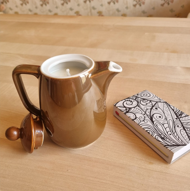 Kerze im Kaffeekännchen mit Deckel - Unikat inkl. Schachtel lange Zündhölzer