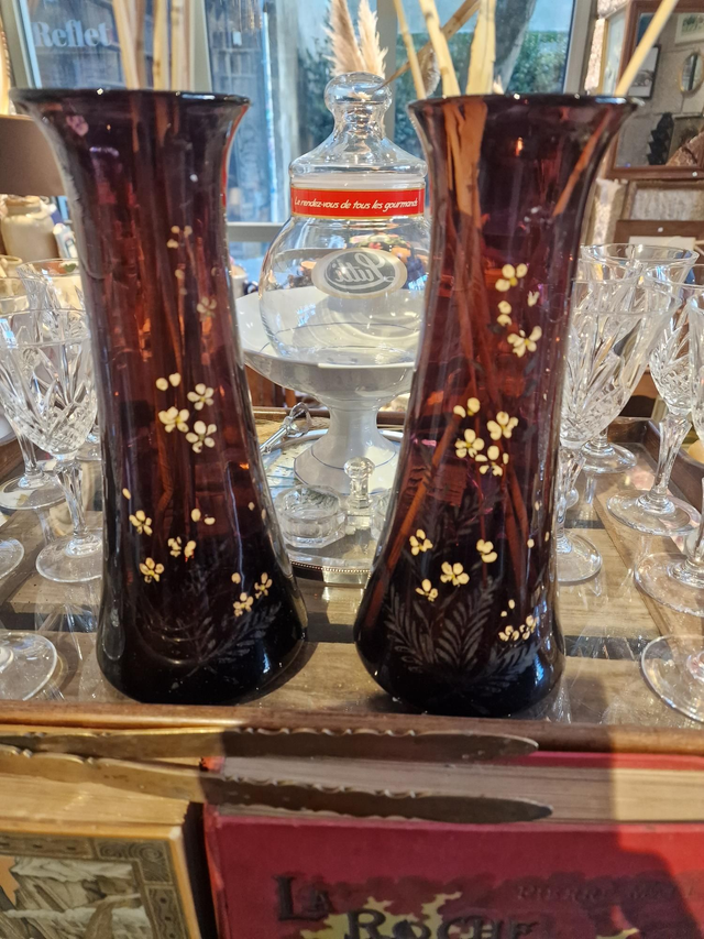 Paire de vase art-déco grenat avec décor floral