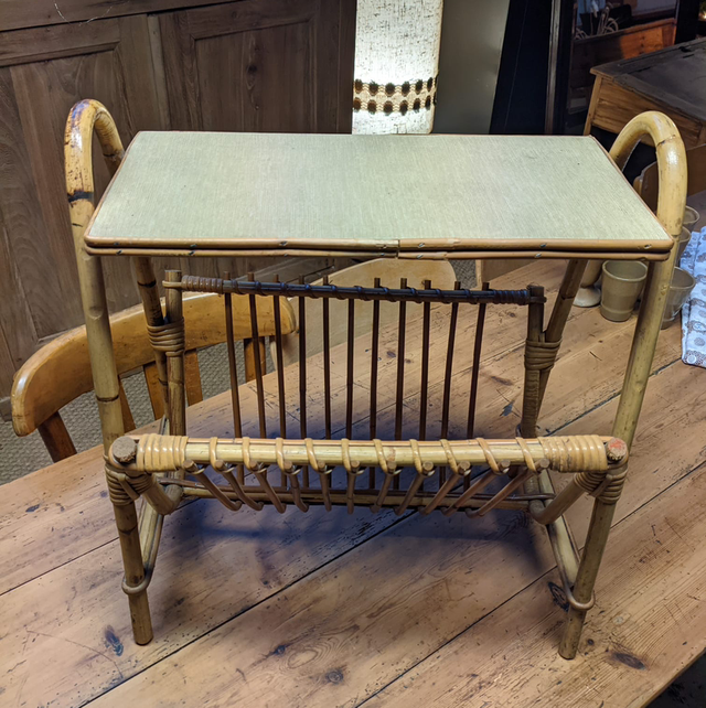 Porte revue en rotin