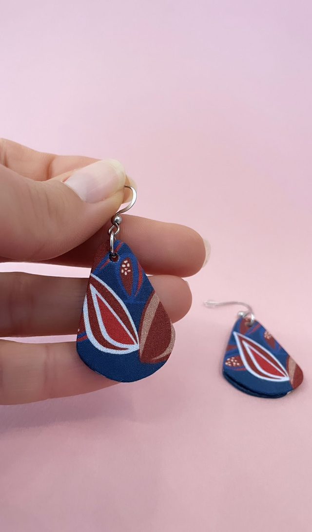 Boucles d'oreilles carton et tissu imprimé forme petites gouttes, collection «la nuit fleurie » - tons bleus, bordeaux, beiges. 