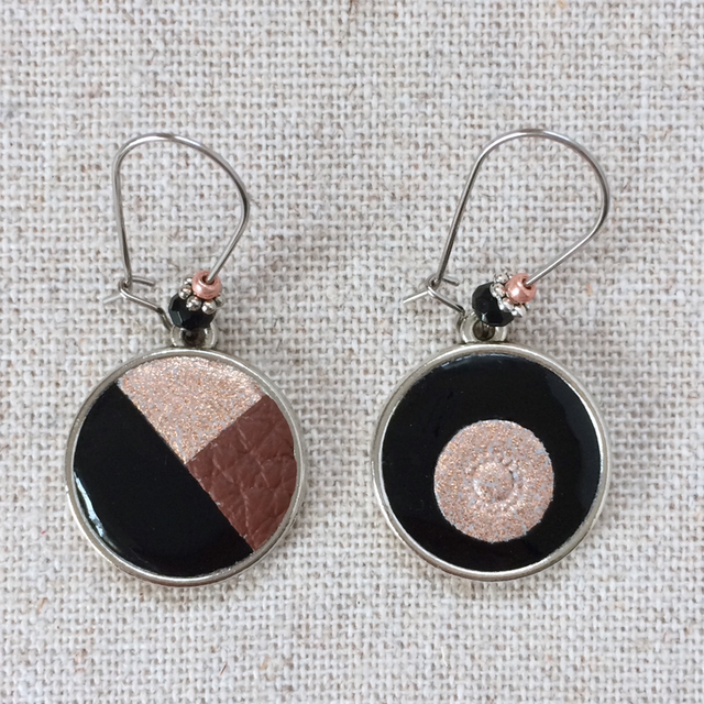 Boucles d’oreilles «  Duo » réversibles, argentées, cuir noir brillant, moucheté cuivré et chocolat