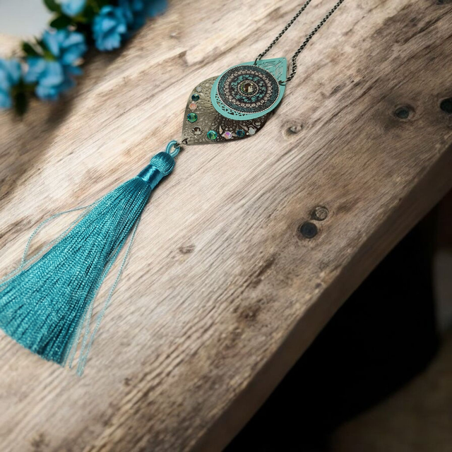 Collier sautoir pompon bleu turquoise clair