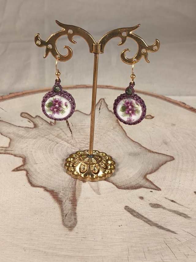 Boucles d'oreilles macramé porcelaine recyclée motif violettes 
