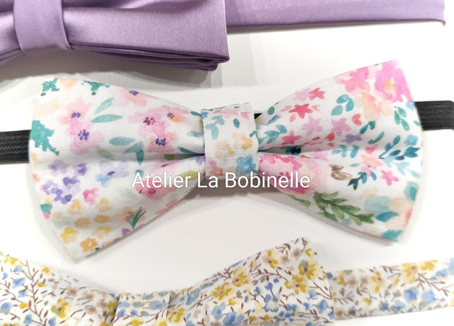 Noeud papillon fleurs roses printanières 