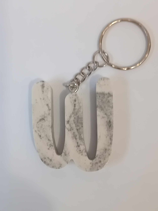 Porte clef lettre W en jesmonite 
