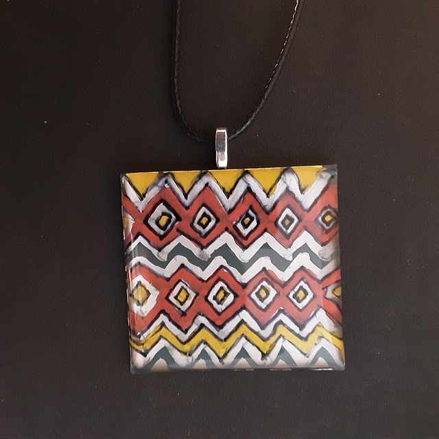 Pendentif grand carré collection ethnique impression graphique jaune bleu rouge et argent
