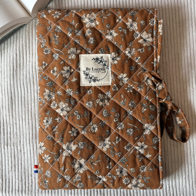Pochette à livre matelassée fleurs camel