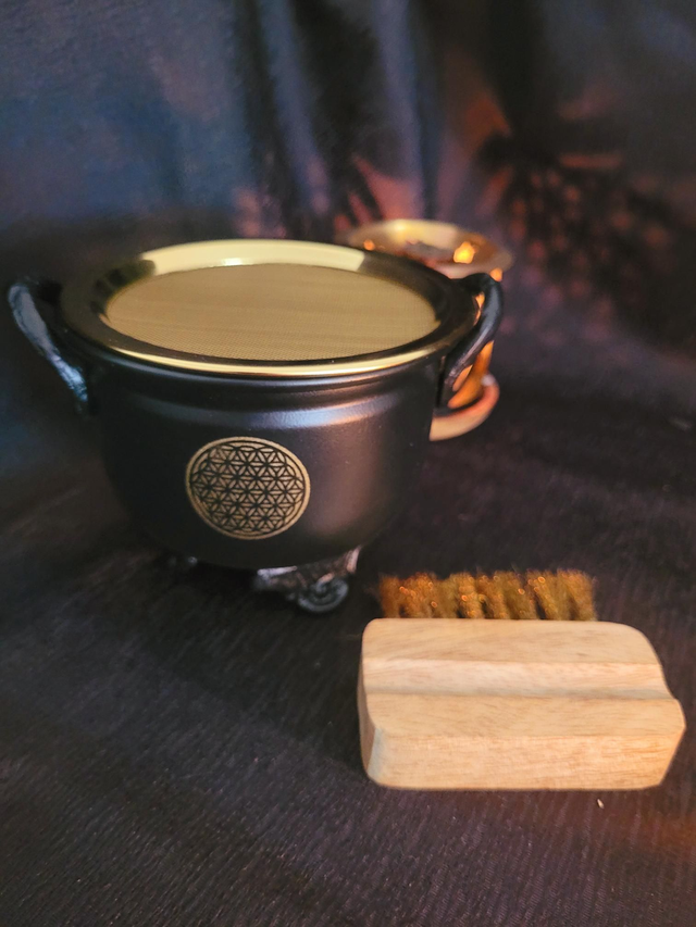 Chaudron en fonte avec Tamis – Fleur de Vie & Triple Lune – 3 pieds + brosse offerte