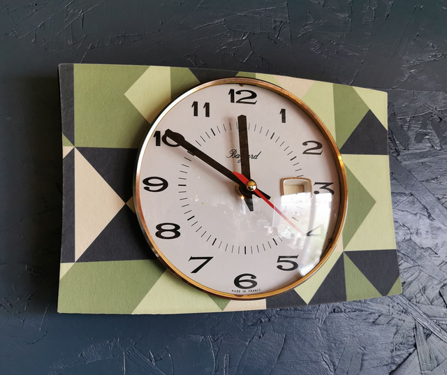 Horloge vintage pendule murale silencieuse rectangulaire "Bayard vert"