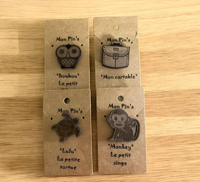 Pin's en bois gravé - Modèle au choix : tortue, cartable, hibou et singe