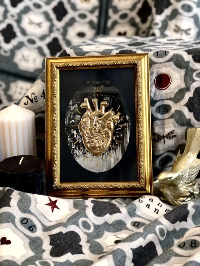 Coeur anatomique en métal doré, broderie, perles. 