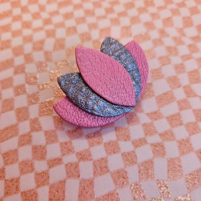 Broche en cuir "Lotus"
