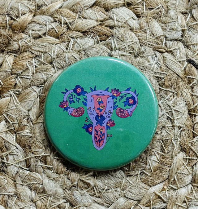 Badge &quot;pour les meufs&quot; utérus fleuri