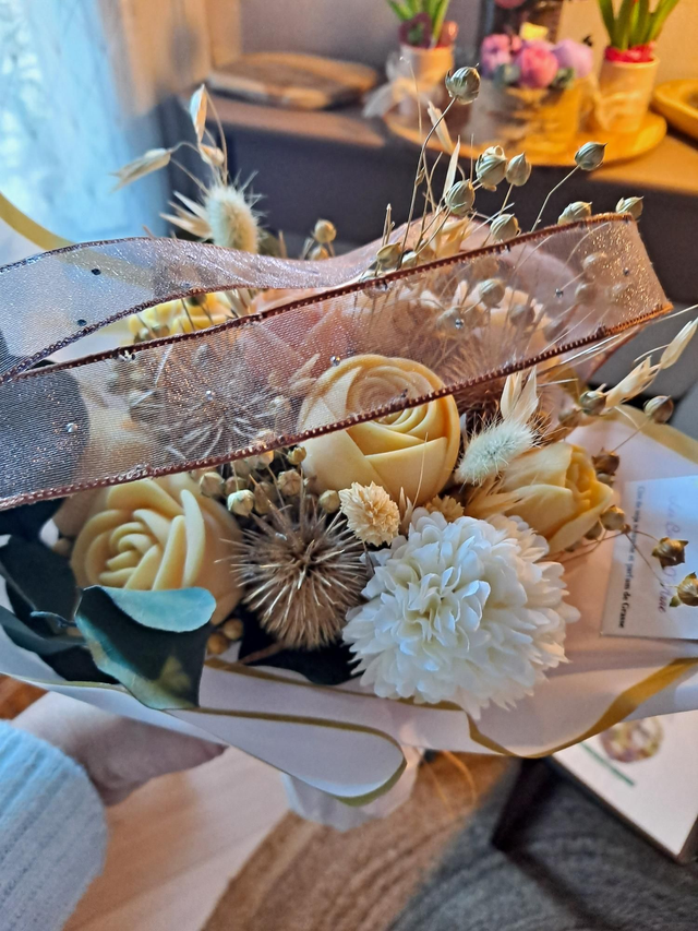 Bouquet 9 fleurs beige,jaune, blanche senteur rose vanillé 