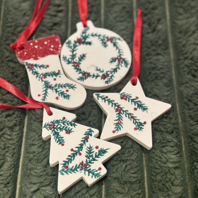 SET OF 4 GLITTER PINE BRANCHES BAUBLES