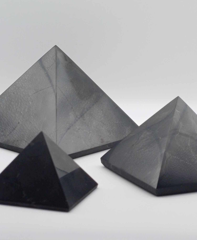 Shungite pyramide polie
