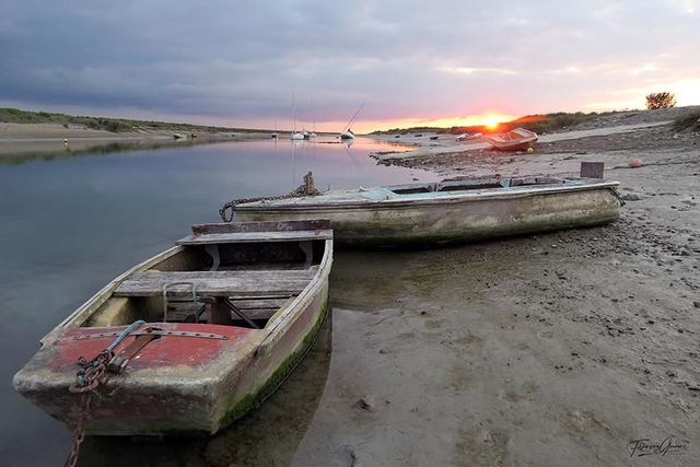 barque rouge au couchant