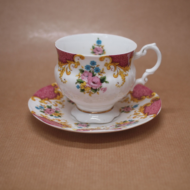 Elizabethan | Kop en Schotel van Bone China porselein uitgevoerd in weelderig, sprankelend en erg kleurrijk bloemmotief  | Vintage