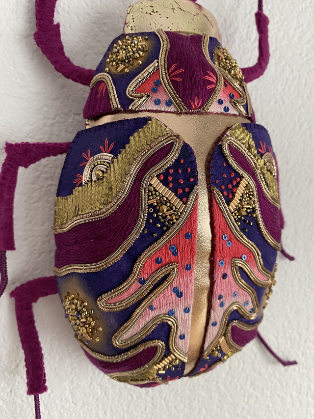 Insecte géant coléoptére fuchsia