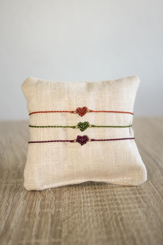 Makramee-Herzchen-Armband