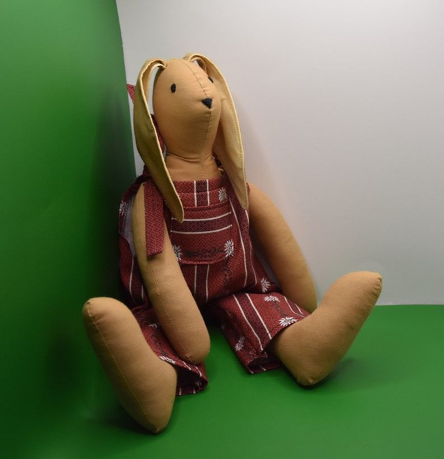 Hase Felix mit Edelweisshose in dunkelrot sucht ein Zuhause