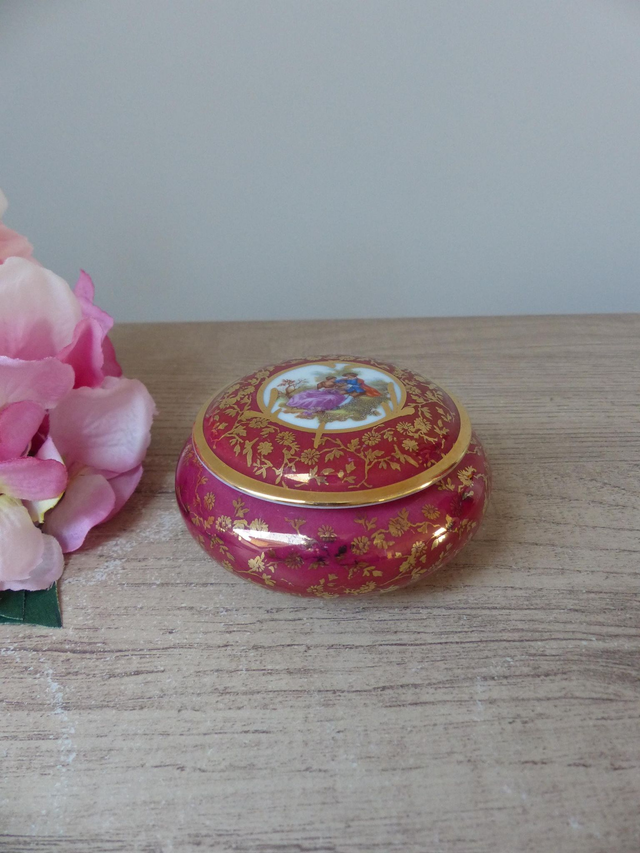 Petite boite à bijoux rouge avec liseré doré, boite ronde en porcelaine bavaria romantique couple scène galante décor chambre Shabby Chic