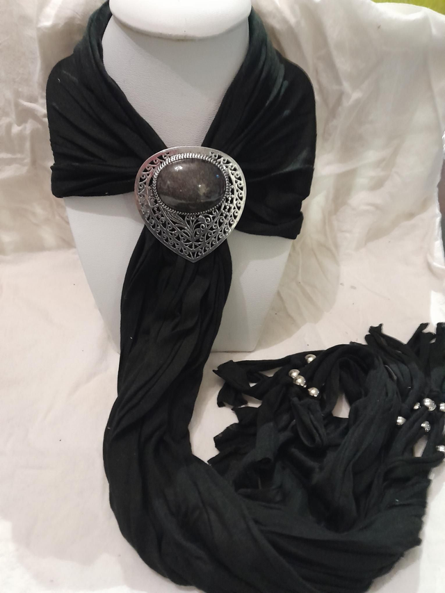 Foulard bijoux aimanté pierre noir 