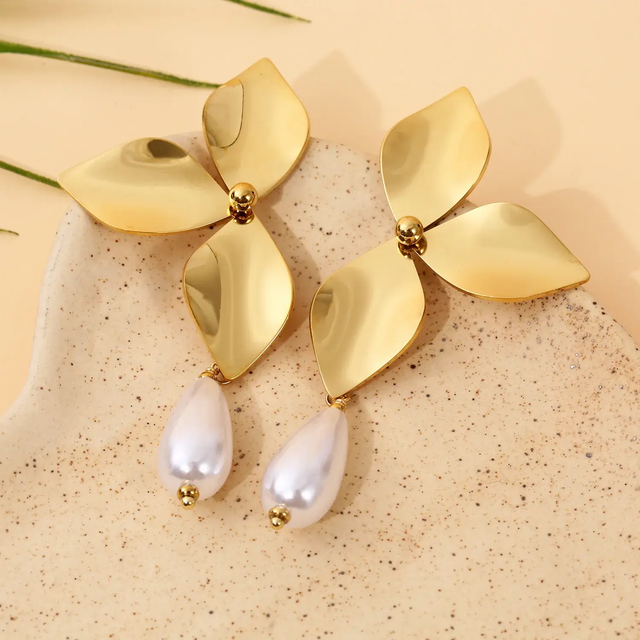 Boucles d'Oreilles Pendantes Dorées Demi Fleur Et Perle Goutte