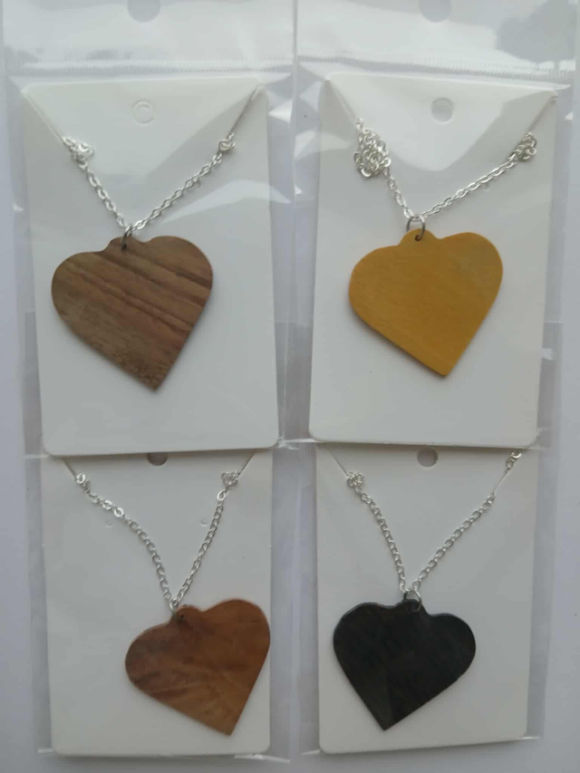 Pendentif cœur en noyer – bijou artisanal en bois