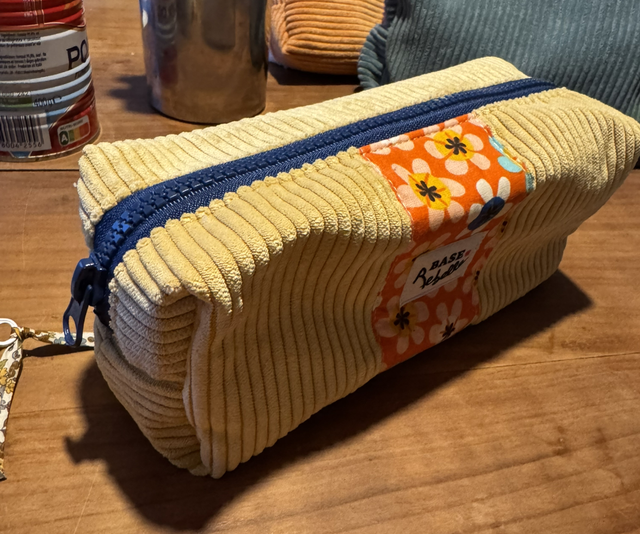 Trousse Aurore Dupin velours jaune et tissus fleuri 