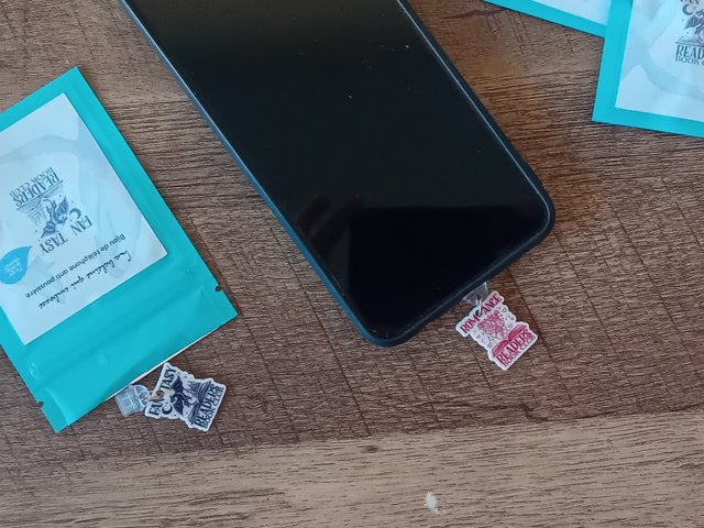 Bijou de téléphone anti-poussière “Romance Reader Book Club” – Accessoire pour liseuse, smartphone iOS & Android (1)