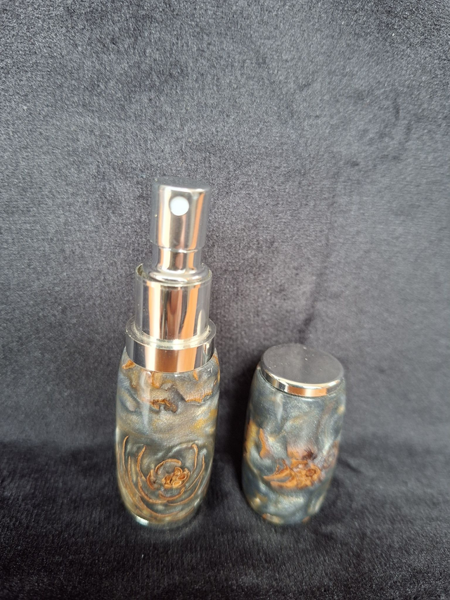 Vaporisateur de parfum chromé en résine grise et pommes de pin