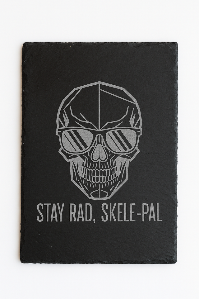 Gravierte Schieferplatte „Stay Rad, Skele-Pal“ – Cooles Design für echte Individualisten