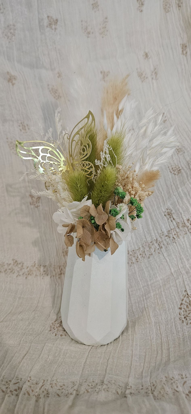 Vase avec fleurs sèches