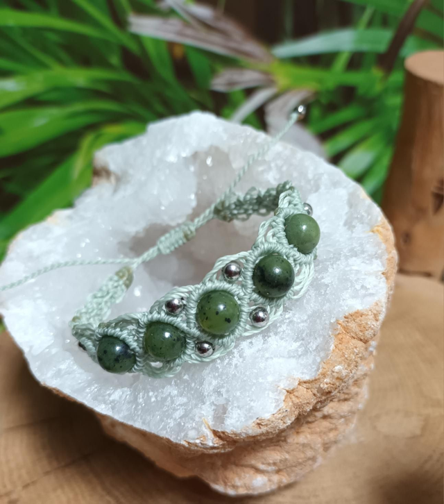 Bracelet en micro-macramé et jade néphrite