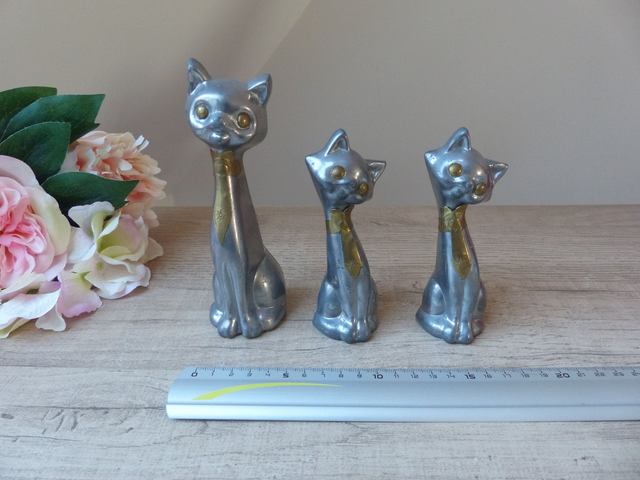 Figurines de Collection – Trois Chats Siamois avec Cravates, Étain et Laiton, Vintage Rare 1940 - Décoration Anciens Chats Hong Kong 1940