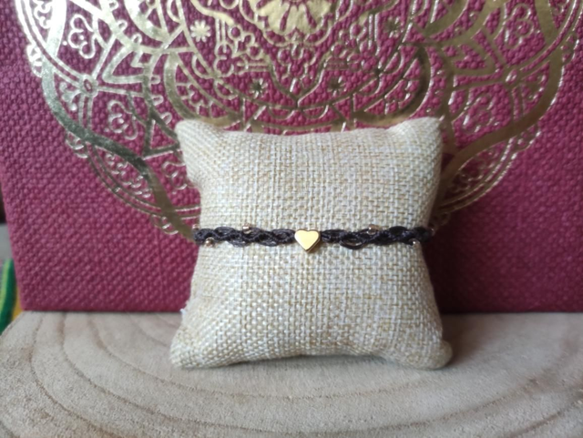 Bracelet marron avec coeur et perles