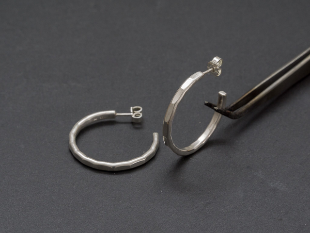 Creolen mit Hammerschlag Facetten