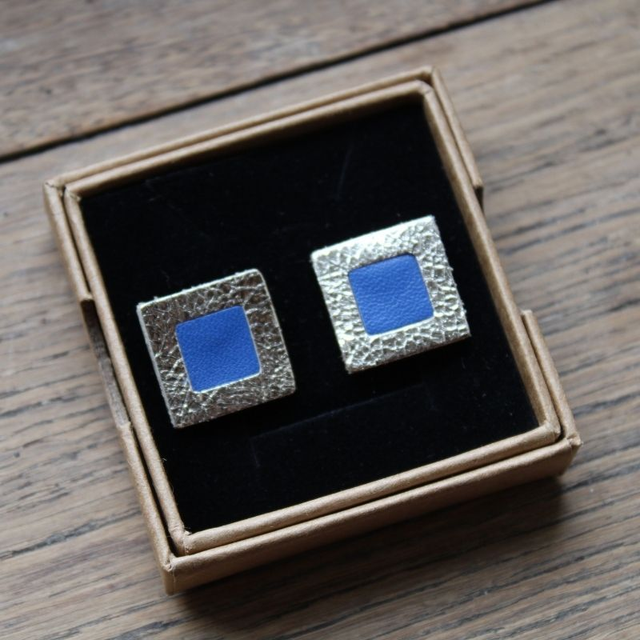 Boucles d’oreilles puces cuir carré  