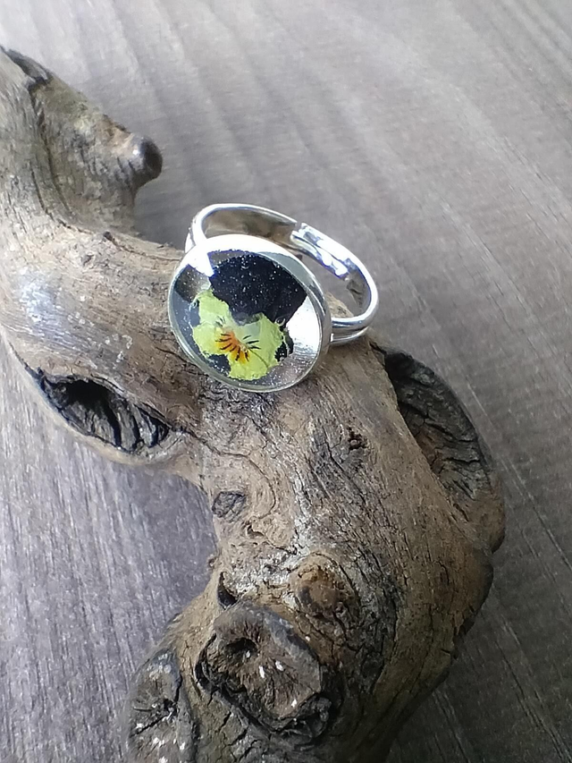 Bague réglable couleur argent avec inclusion d'une fleur séchée 