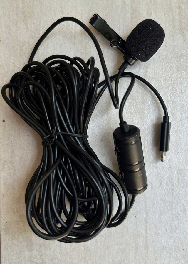 Microphone with lightning connector