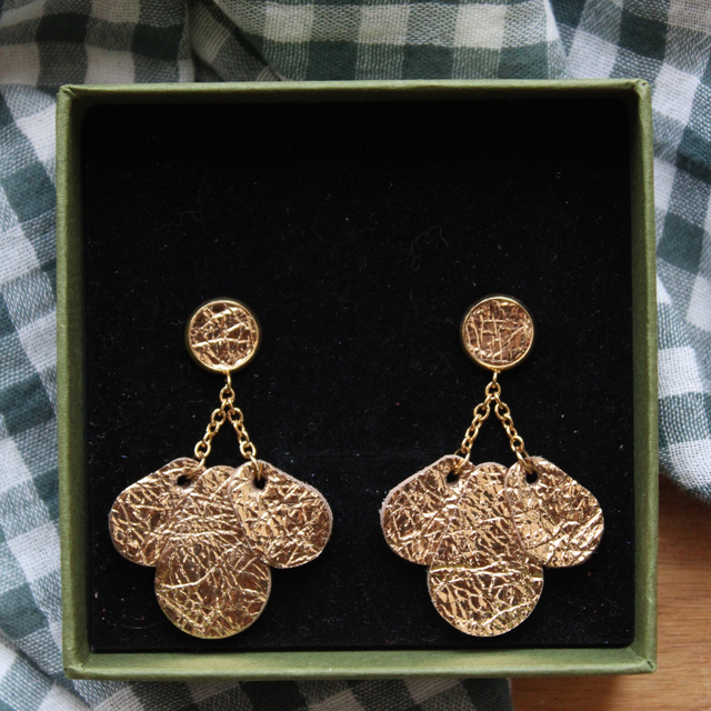 Boucles d’oreilles pétales cuir doré