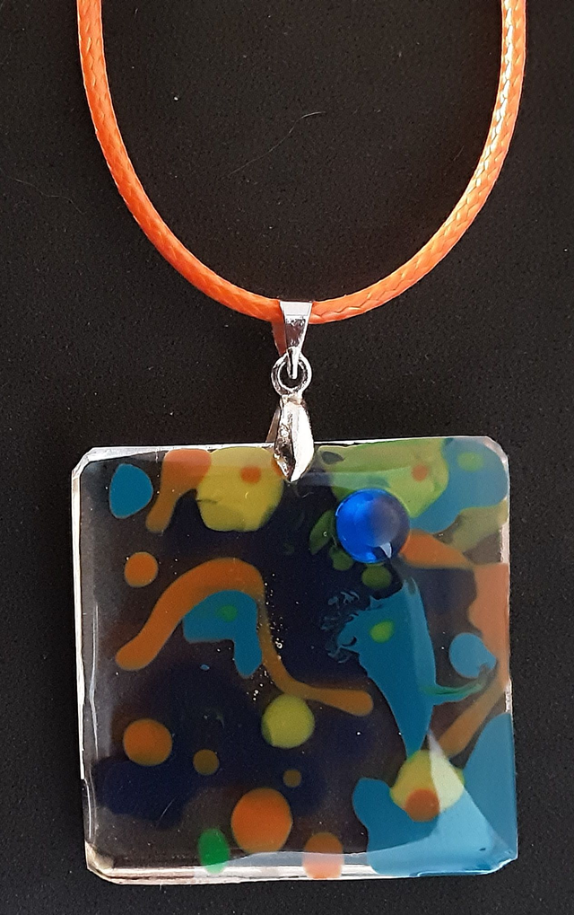 Pendentif petit carré collection Vitrail translucide et couleur orange bleu marine jaune et cabochon bleu intense