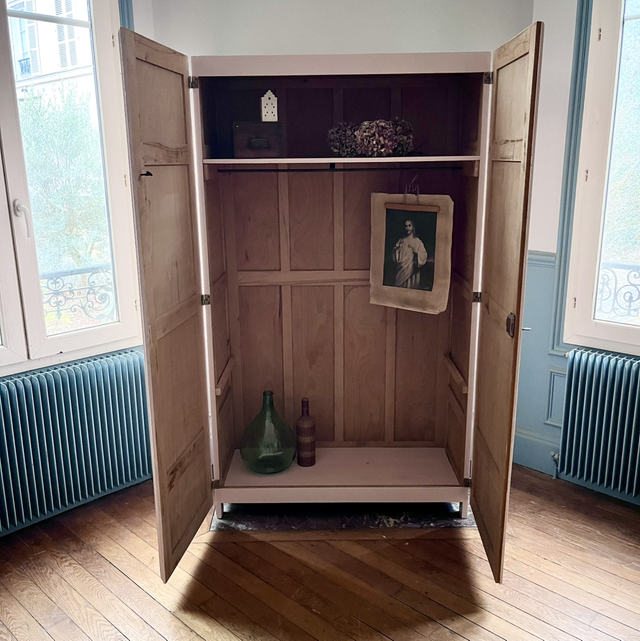 Armoire à panneaux rose pale