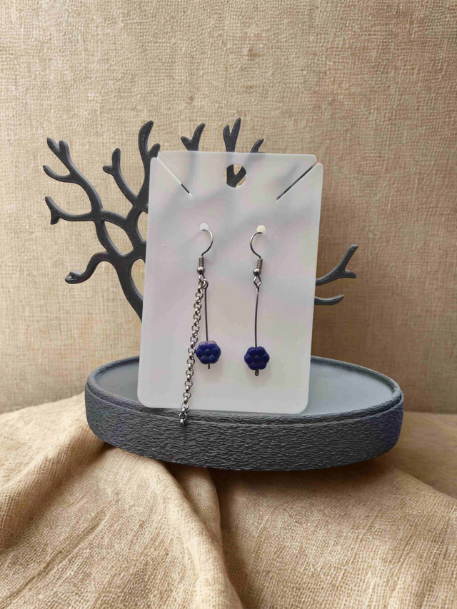 Asymetrické náušnice s modrým sklem